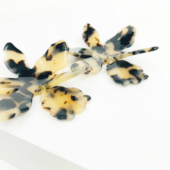 RESTOCKED Paper Lily Earrings in Blond Tortoise - Picture 4 of 8